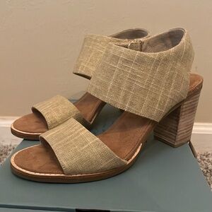 Toms size 8.5 (fits like an 8) Majorca Cutout. Champagne Metallic foil woven.